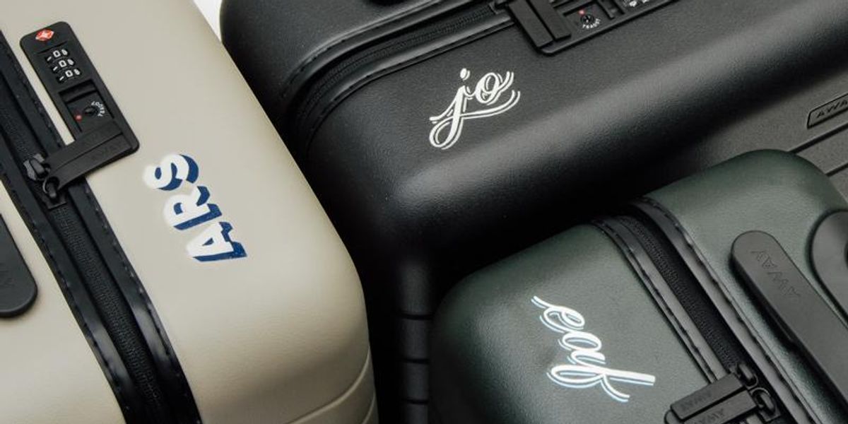 July na platformě X: „Spot your suitcase anywhere with personalisation.  Your unique monogram is custom-printed onto your luggage. No wearing, no  fading. It'll last as long as your suitcase does.    /