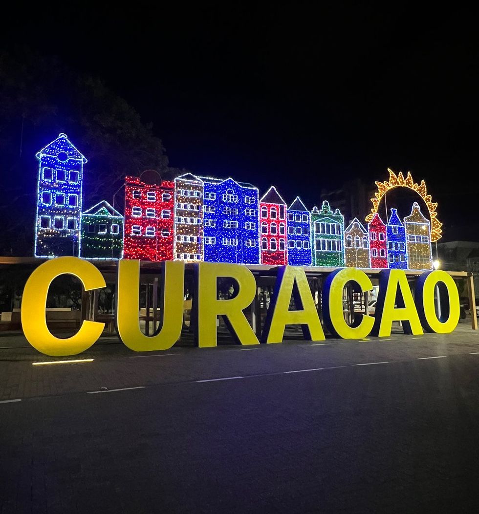 Discover Dushi Cura\u00e7ao, your ultimate Caribbean getaway - The famous Cura\u00e7ao sign in Willemstad