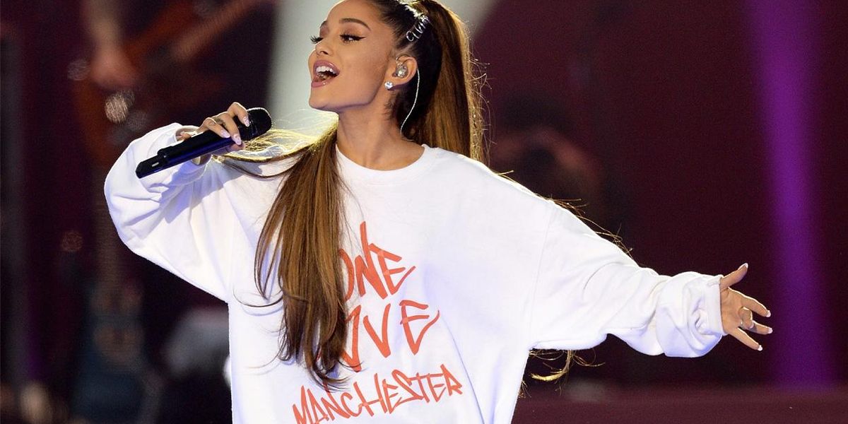 1200px x 600px - Ariana Grande Gives Holiday Gifts to Manchester Kids